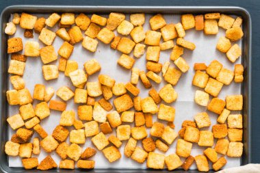 Sac pişirme üzerinde taze yumurtalı ekmek kruton.