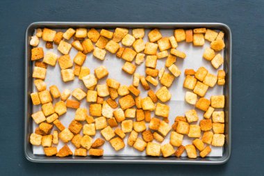 Sac pişirme üzerinde taze yumurtalı ekmek kruton.