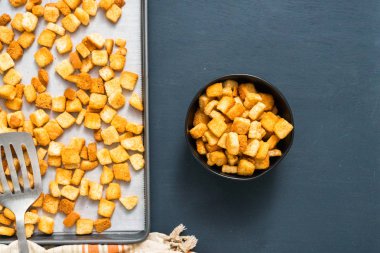 Taze yumurtalı ekmek kruton siyah kase.