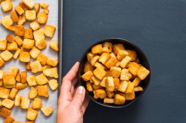 Taze yumurtalı ekmek kruton siyah kase.