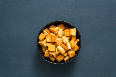 Taze yumurtalı ekmek kruton siyah kase.