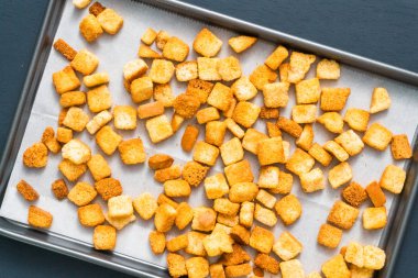 Sac pişirme üzerinde taze yumurtalı ekmek kruton.