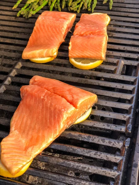 Adım adım. Limon outdooor gaz ızgara ile somon ızgara.