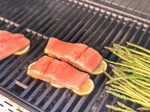 Paso Paso Salmón Parrilla Con Limones Parrilla Gas Natural — Foto de Stock