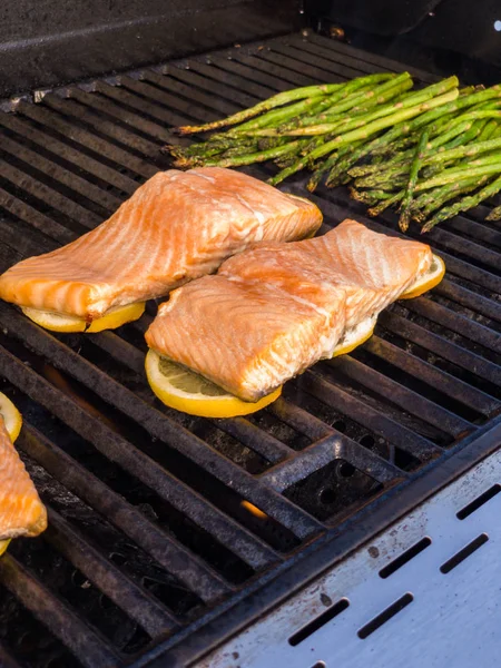 Step Step Grilling Salmon Lemons Outdooor Gas Grill — Stock Photo, Image