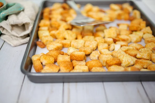 Sac pişirme üzerinde taze yumurtalı ekmek kruton.