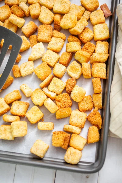 Sac pişirme üzerinde taze yumurtalı ekmek kruton.