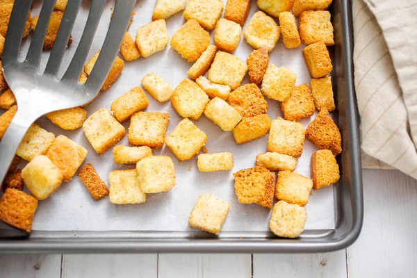 Sac pişirme üzerinde taze yumurtalı ekmek kruton.