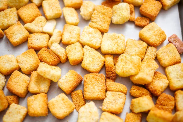 Sac pişirme üzerinde taze yumurtalı ekmek kruton.