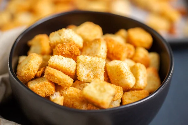 Taze yumurtalı ekmek kruton siyah kase.