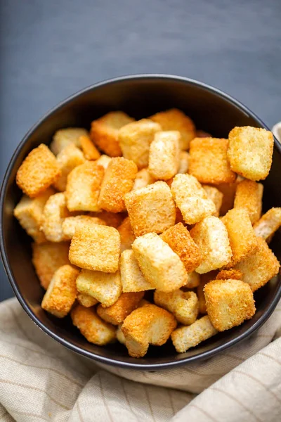 Croutons Torradas Francesas Frescas Tigela Preta — Fotografia de Stock