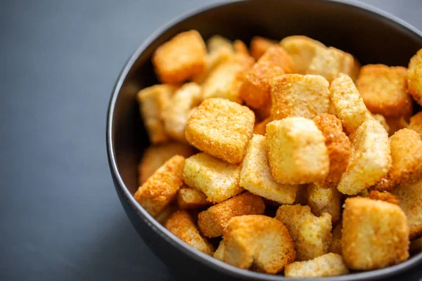 Croutons Torradas Francesas Frescas Tigela Preta — Fotografia de Stock