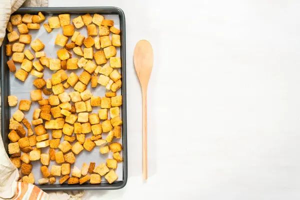 Sac pişirme üzerinde taze yumurtalı ekmek kruton.