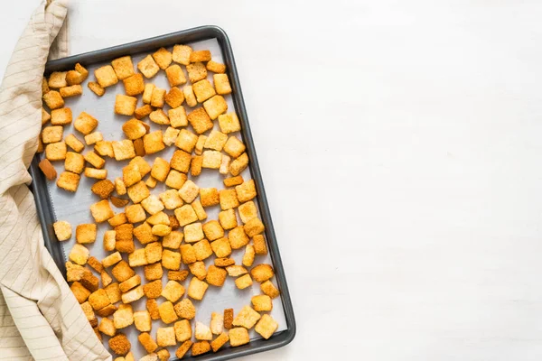 Sac pişirme üzerinde taze yumurtalı ekmek kruton.