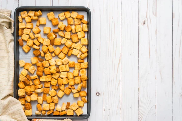 Sac pişirme üzerinde taze yumurtalı ekmek kruton.