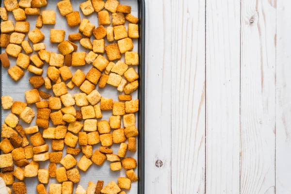 Sac pişirme üzerinde taze yumurtalı ekmek kruton.