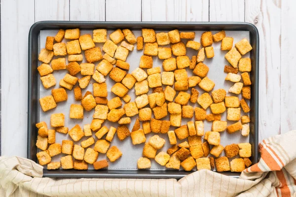 Sac pişirme üzerinde taze yumurtalı ekmek kruton.