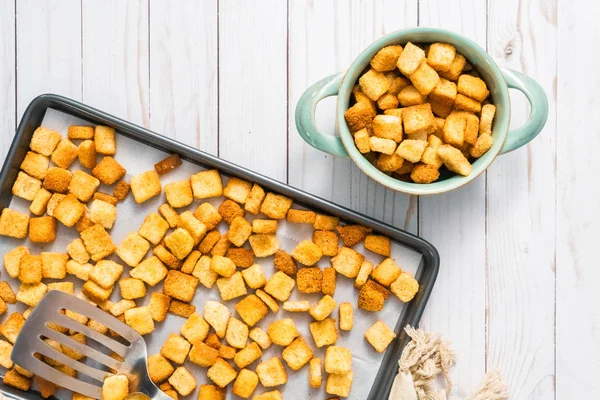 Taze yumurtalı ekmek kruton kabın içinde.