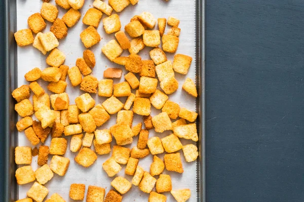 Sac pişirme üzerinde taze yumurtalı ekmek kruton.