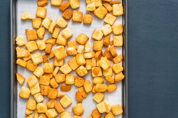 Sac pişirme üzerinde taze yumurtalı ekmek kruton.