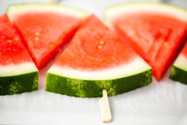 Ahşap sopa üzerinde üçgen şekillerde karpuz dilimli.