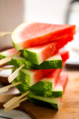 Ahşap sopa üzerinde üçgen şekillerde karpuz dilimli.