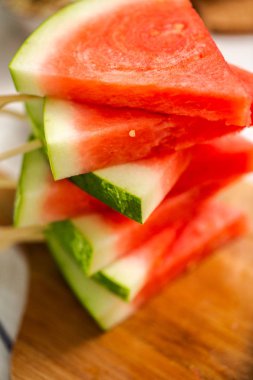 Ahşap sopa üzerinde üçgen şekillerde karpuz dilimli.