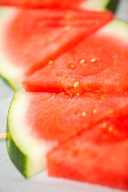 Ahşap sopa üzerinde üçgen şekillerde karpuz dilimli.