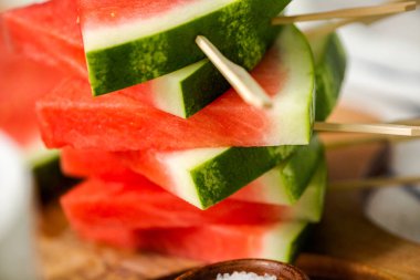 Ahşap sopa üzerinde üçgen şekillerde karpuz dilimli.