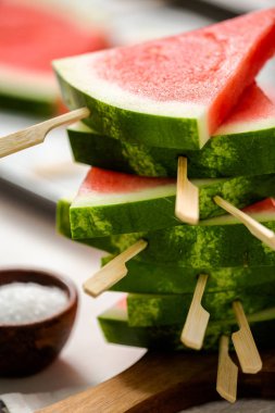 Ahşap sopa üzerinde üçgen şekillerde karpuz dilimli.