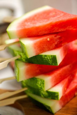 Ahşap sopa üzerinde üçgen şekillerde karpuz dilimli.