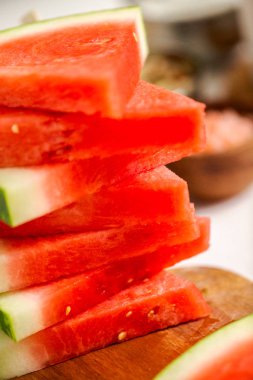 Ahşap sopa üzerinde üçgen şekillerde karpuz dilimli.