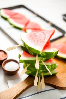 Ahşap sopa üzerinde üçgen şekillerde karpuz dilimli.