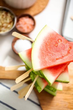 Ahşap sopa üzerinde üçgen şekillerde karpuz dilimli.