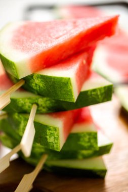 Ahşap sopa üzerinde üçgen şekillerde karpuz dilimli.