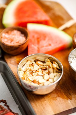 Karpuz çikolata ile drizzled ve kuşbaşı deniz tuzu ve badem ile tepesinde.