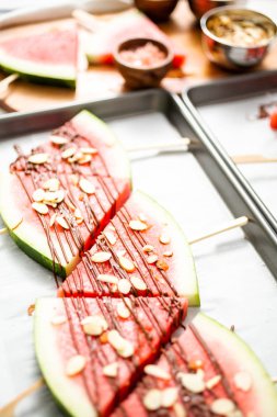 Karpuz çikolata ile drizzled ve kuşbaşı deniz tuzu ve badem ile tepesinde.