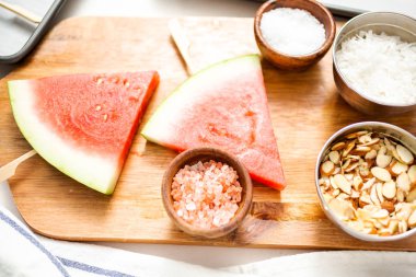 Karpuz çikolata ile drizzled ve kuşbaşı deniz tuzu ve badem ile tepesinde.