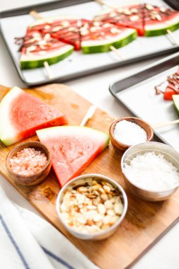 Karpuz çikolata ile drizzled ve kuşbaşı deniz tuzu ve badem ile tepesinde.