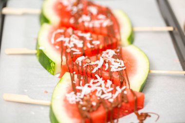 Karpuz çikolata ile drizzled ve kuşbaşı deniz tuzu ve Hindistan cevizi ile tepesinde.