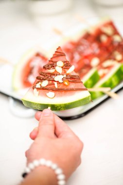 Karpuz çikolata ile drizzled ve kuşbaşı deniz tuzu ve badem ile tepesinde.