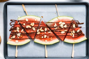 Karpuz çikolata ile drizzled ve kuşbaşı deniz tuzu ve badem ile tepesinde.