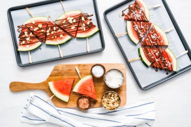 Karpuz çikolata ile drizzled ve kuşbaşı deniz tuzu ve badem ile tepesinde.