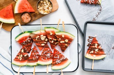 Karpuz çikolata ile drizzled ve kuşbaşı deniz tuzu ve badem ile tepesinde.