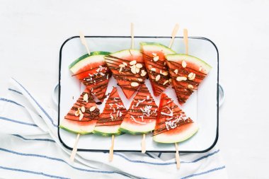 Karpuz çikolata ile drizzled ve kuşbaşı deniz tuzu ve badem ile tepesinde.