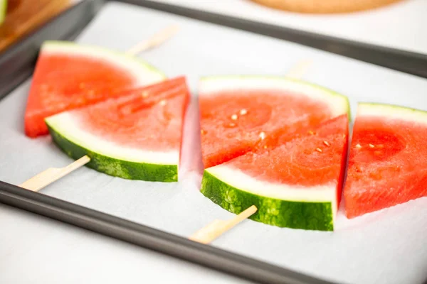 Watermeloen Gesneden Driehoek Vormen Houten Stokken — Stockfoto