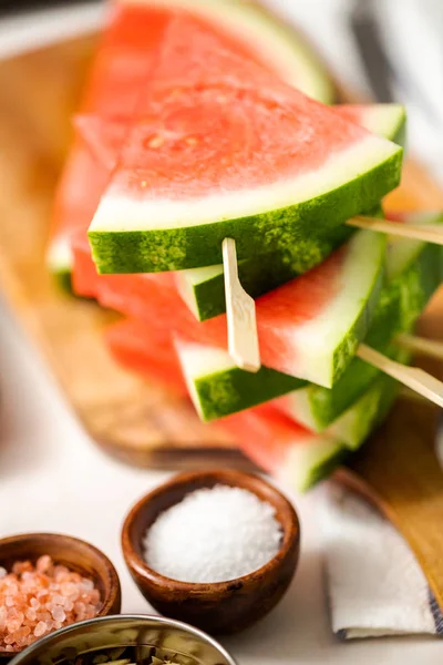 Ahşap sopa üzerinde üçgen şekillerde karpuz dilimli.