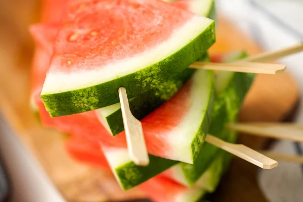 Skivad Vattenmelon Triangel Former Träpinnar — Stockfoto