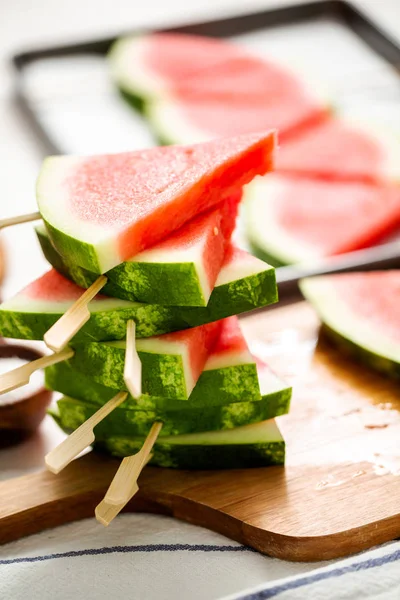 Aufgeschnittene Wassermelone Dreiecksform Auf Holzstäben — Stockfoto