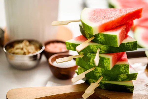 Aufgeschnittene Wassermelone Dreiecksform Auf Holzstäben — Stockfoto